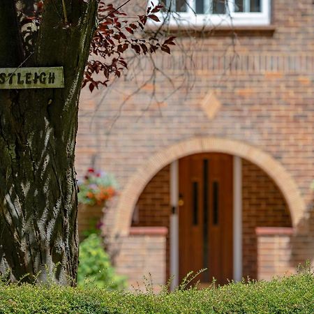 Готель Westleigh Ashtead Екстер'єр фото