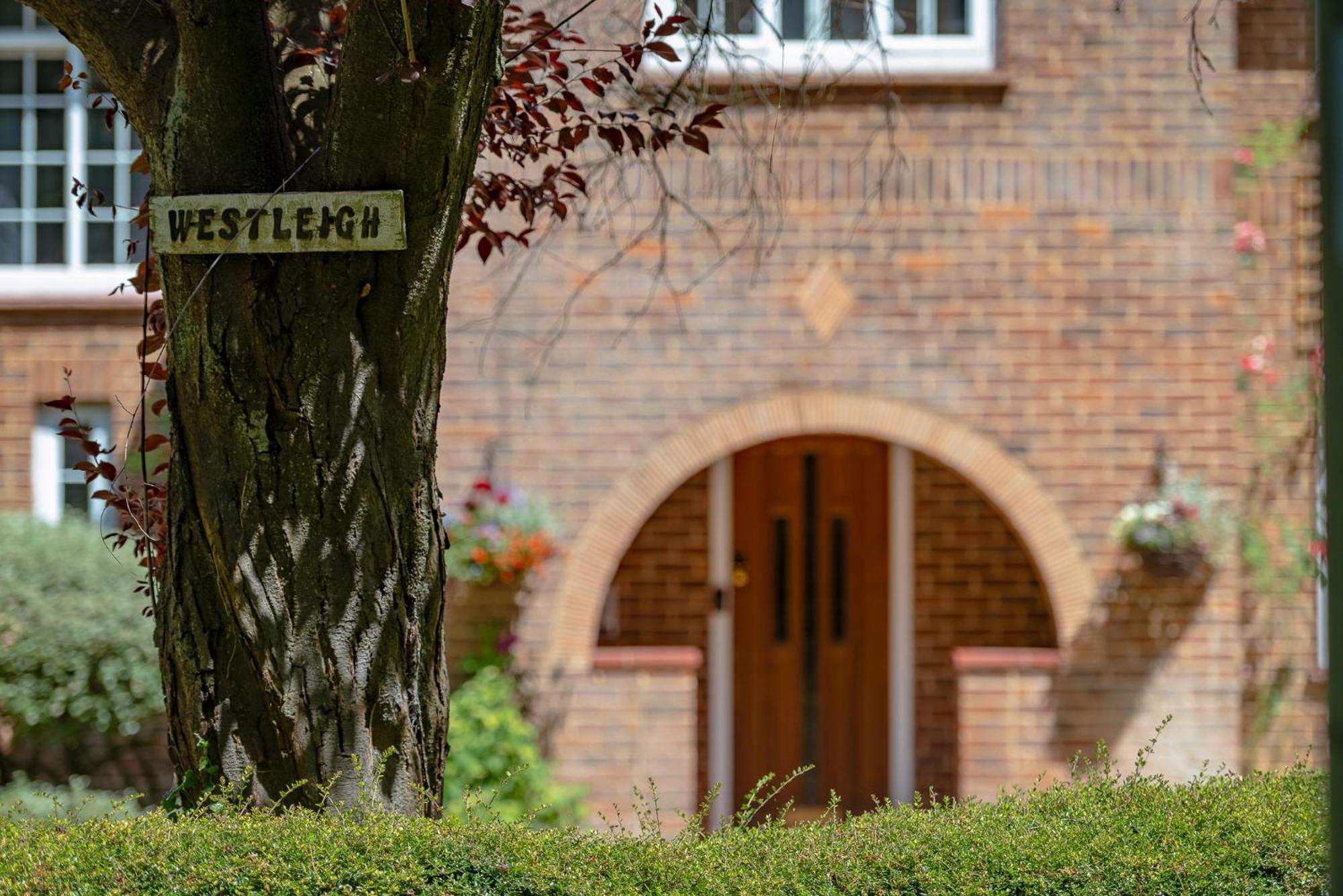 Готель Westleigh Ashtead Екстер'єр фото